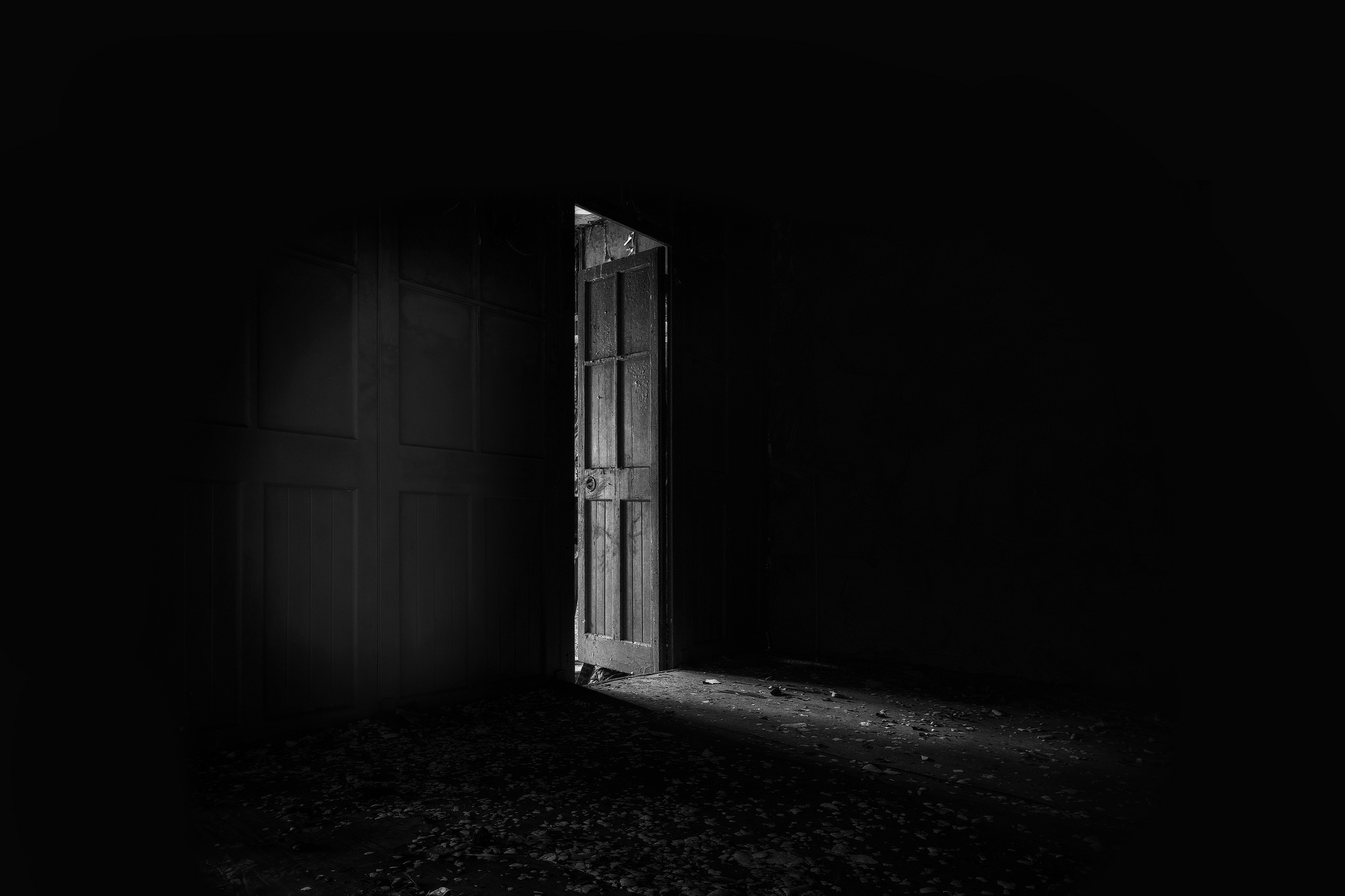 Открытая дверь в темной комнате. Страшная дверь. Дверь в темноте. Открытая дверь в темноте. Приоткрытая дверь в темноте.