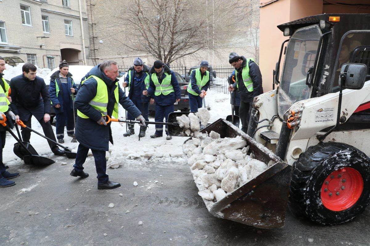 Жители Петербурга активно распространяют петицию с требованием начать убирать снег