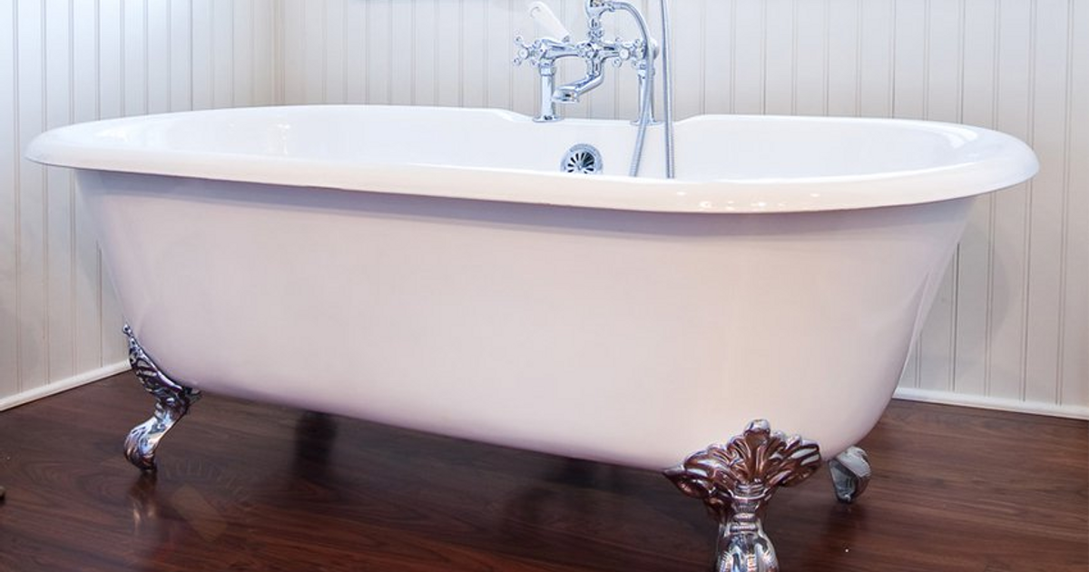 Лучшие стальные ванные. Глубокая ванна на ножках. Стальная ванна на ножках. Красивая чугунная ванна. Ванна на ножках из какого материала.