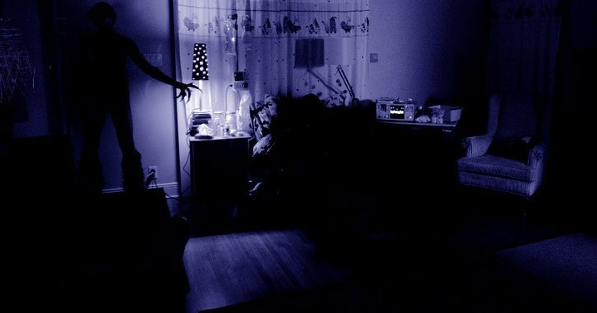 Ночной посетитель х. м 2003. Комната мамы Отиса. В нашей комнате без мамы