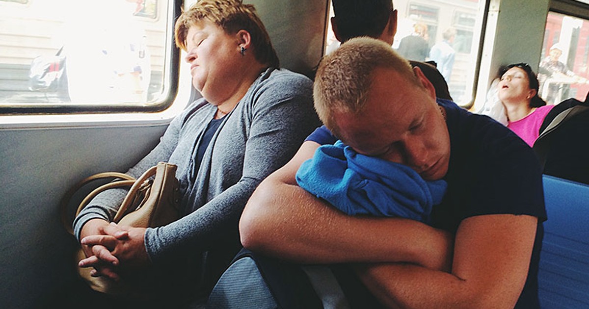 Сон ехать на поезде к чему снится. Мужик в электричке. Спящий человек в электричке. Пассажиры в поезде. Уснула в электричке.