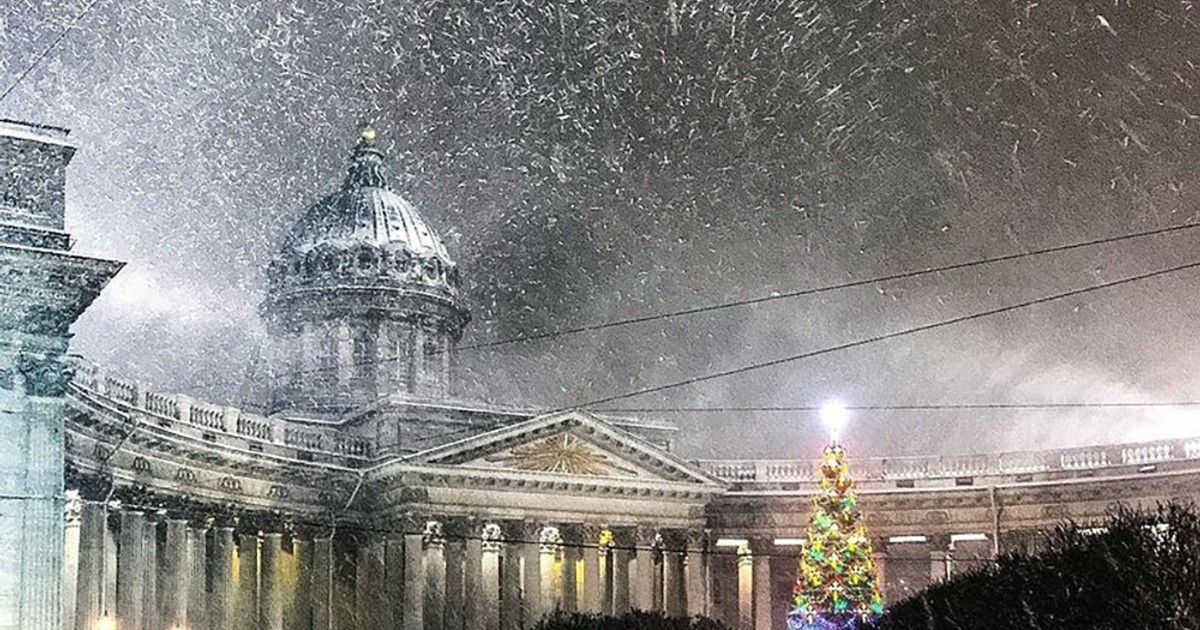 Снег над. Метель в Санкт Петербурге. Заснеженный Сенат Питер. Санкт-Петербург зметель. Вьюга в Питере.