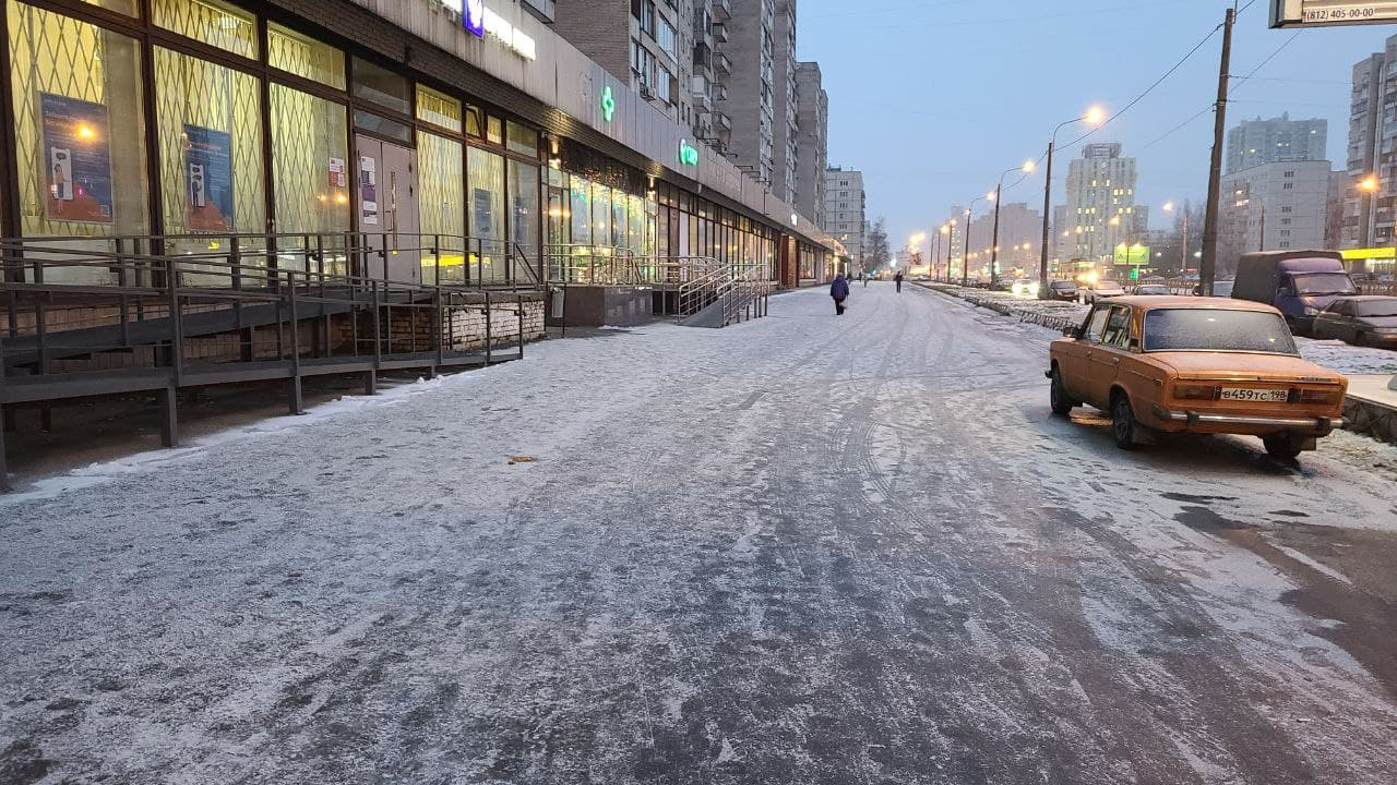 Кругом лёд, а петербургские коммунальщики груши околачивают