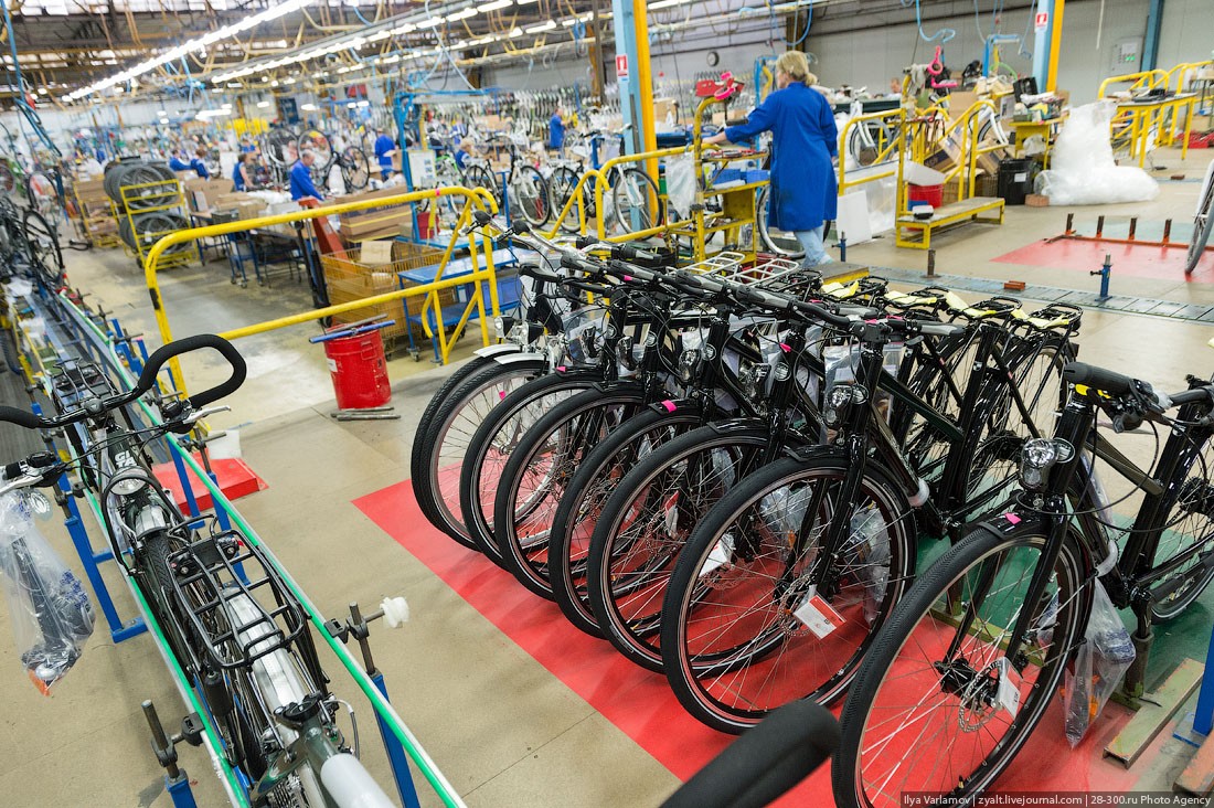 Производители велосипедов отзывы. Велосипедный завод стелс. Велосипед стелс Rush. Производство велосипедов. Сборочный цех велосипедов.