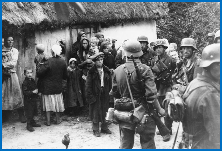 Немцы и дети в деревне 1941-1945. Немецкие солдаты в деревне.